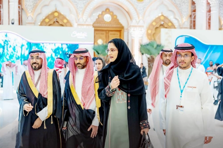 ياسر مشبب والأميرة نوف بنت بندر خلال فعاليات المعرض المصاحب لأعمال الندوة العالمية لمنظمي الاتصالات.