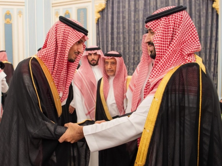 ولي العهد يستقبل الأمراء والعلماء والوزراء وجمعا من المواطنين الذين قدموا للسلام عليه ولي العهد يستقبل الأمراء والعلماء والوزراء وجمعا من المواطنين الذين قدموا للسلام عليه