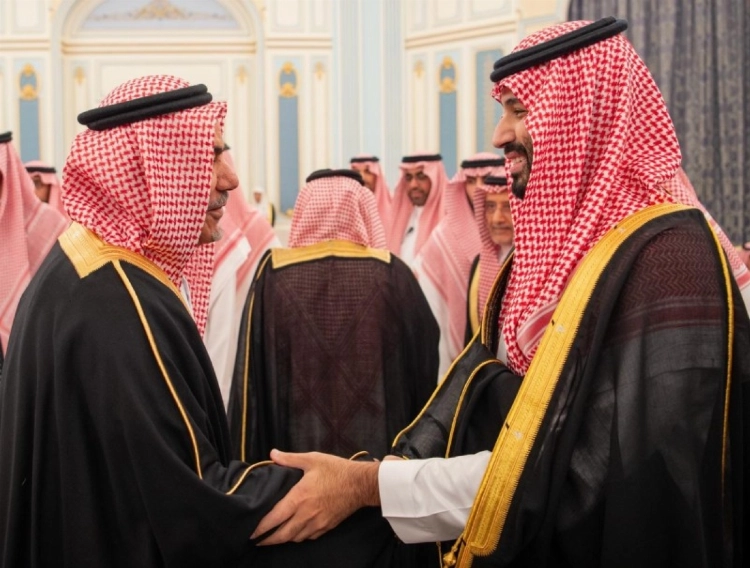 ولي العهد يستقبل الأمراء والعلماء والوزراء وجمعا من المواطنين الذين قدموا للسلام عليه ولي العهد يستقبل الأمراء والعلماء والوزراء وجمعا من المواطنين الذين قدموا للسلام عليه