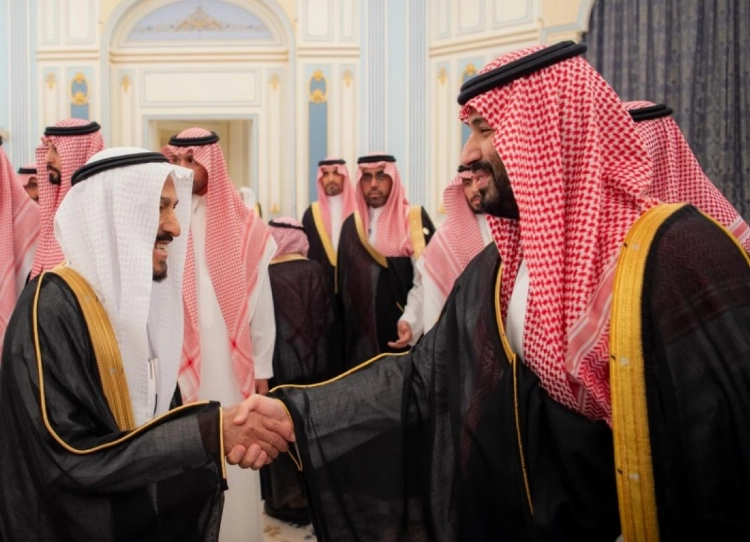 ولي العهد يستقبل الأمراء والعلماء والوزراء وجمعا من المواطنين الذين قدموا للسلام عليه ولي العهد يستقبل الأمراء والعلماء والوزراء وجمعا من المواطنين الذين قدموا للسلام عليه