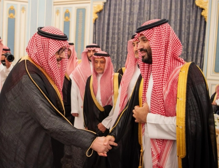 ولي العهد يستقبل الأمراء والعلماء والوزراء وجمعا من المواطنين الذين قدموا للسلام عليه ولي العهد يستقبل الأمراء والعلماء والوزراء وجمعا من المواطنين الذين قدموا للسلام عليه