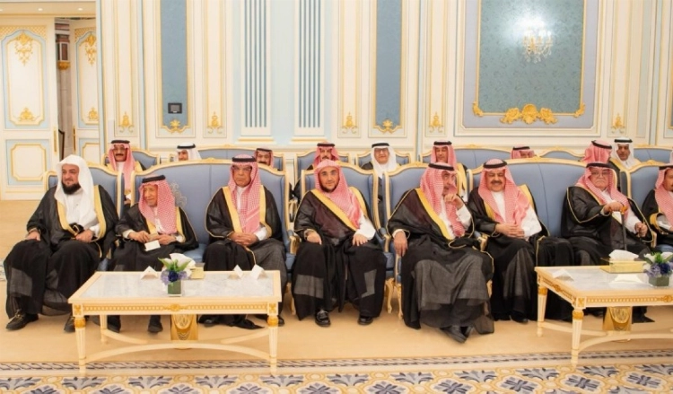 ولي العهد يستقبل الأمراء والعلماء والوزراء وجمعا من المواطنين الذين قدموا للسلام عليه ولي العهد يستقبل الأمراء والعلماء والوزراء وجمعا من المواطنين الذين قدموا للسلام عليه