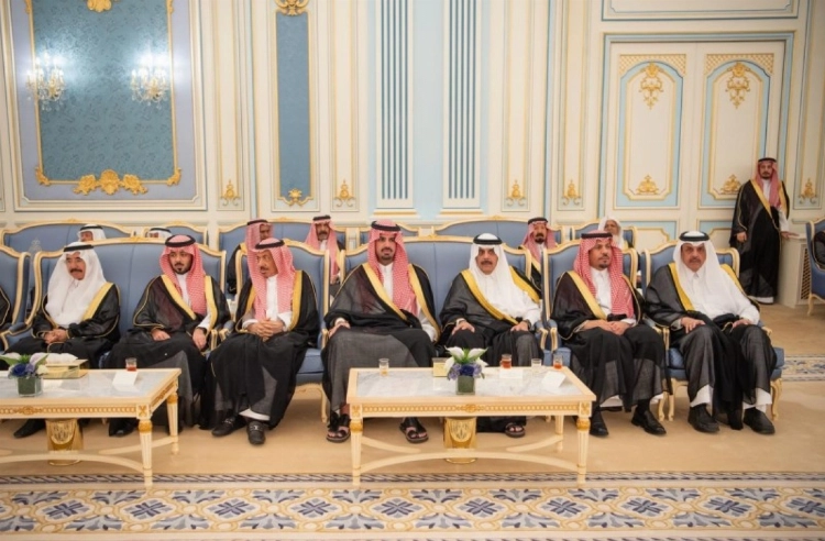 ولي العهد يستقبل الأمراء والعلماء والوزراء وجمعا من المواطنين الذين قدموا للسلام عليه ولي العهد يستقبل الأمراء والعلماء والوزراء وجمعا من المواطنين الذين قدموا للسلام عليه