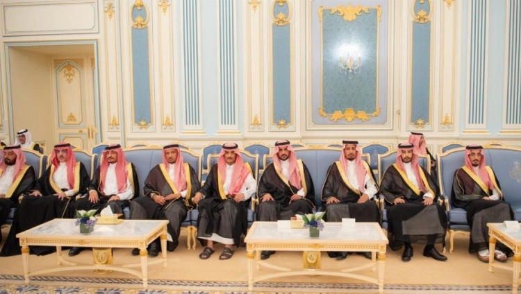 ولي العهد يستقبل الأمراء والعلماء والوزراء وجمعا من المواطنين الذين قدموا للسلام عليه ولي العهد يستقبل الأمراء والعلماء والوزراء وجمعا من المواطنين الذين قدموا للسلام عليه