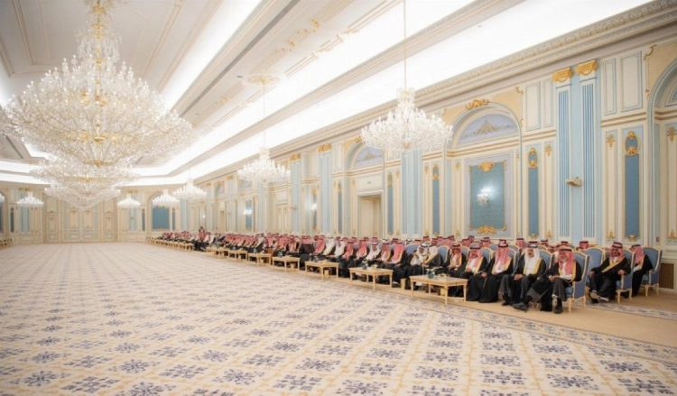 ولي العهد يستقبل الأمراء والعلماء والوزراء وجمعا من المواطنين الذين قدموا للسلام عليه ولي العهد يستقبل الأمراء والعلماء والوزراء وجمعا من المواطنين الذين قدموا للسلام عليه