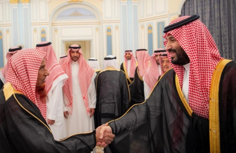 ولي العهد يستقبل الأمراء والعلماء والوزراء وجمعا من المواطنين الذين قدموا للسلام عليه ولي العهد يستقبل الأمراء والعلماء والوزراء وجمعا من المواطنين الذين قدموا للسلام عليه