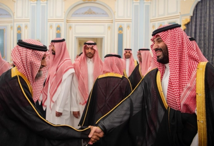 ولي العهد يستقبل الأمراء والعلماء والوزراء وجمعا من المواطنين الذين قدموا للسلام عليه ولي العهد يستقبل الأمراء والعلماء والوزراء وجمعا من المواطنين الذين قدموا للسلام عليه