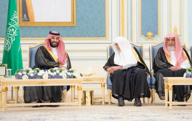 ولي العهد يستقبل الأمراء والعلماء والوزراء وجمعا من المواطنين الذين قدموا للسلام عليه ولي العهد يستقبل الأمراء والعلماء والوزراء وجمعا من المواطنين الذين قدموا للسلام عليه