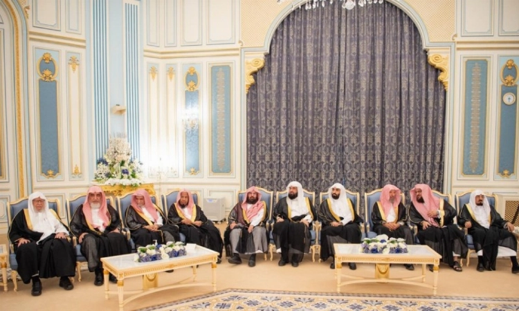 ولي العهد يستقبل الأمراء والعلماء والوزراء وجمعا من المواطنين الذين قدموا للسلام عليه ولي العهد يستقبل الأمراء والعلماء والوزراء وجمعا من المواطنين الذين قدموا للسلام عليه