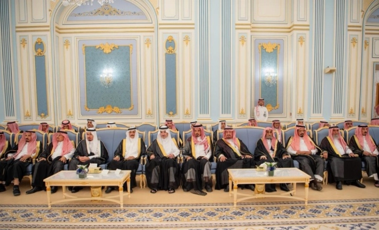 ولي العهد يستقبل الأمراء والعلماء والوزراء وجمعا من المواطنين الذين قدموا للسلام عليه ولي العهد يستقبل الأمراء والعلماء والوزراء وجمعا من المواطنين الذين قدموا للسلام عليه