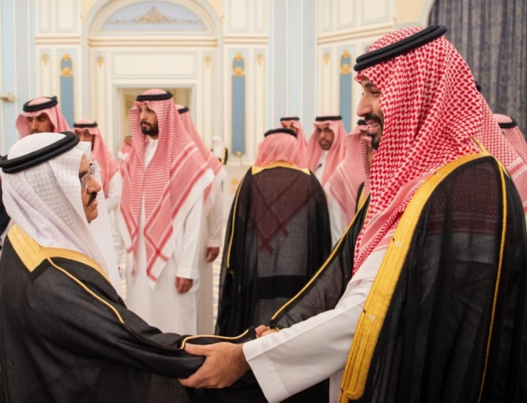 ولي العهد يستقبل الأمراء والعلماء والوزراء وجمعا من المواطنين الذين قدموا للسلام عليه ولي العهد يستقبل الأمراء والعلماء والوزراء وجمعا من المواطنين الذين قدموا للسلام عليه