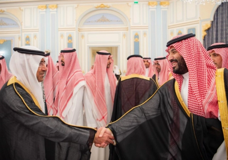 ولي العهد يستقبل الأمراء والعلماء والوزراء وجمعا من المواطنين الذين قدموا للسلام عليه ولي العهد يستقبل الأمراء والعلماء والوزراء وجمعا من المواطنين الذين قدموا للسلام عليه