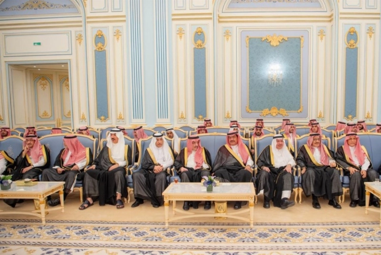 ولي العهد يستقبل الأمراء والعلماء والوزراء وجمعا من المواطنين الذين قدموا للسلام عليه ولي العهد يستقبل الأمراء والعلماء والوزراء وجمعا من المواطنين الذين قدموا للسلام عليه