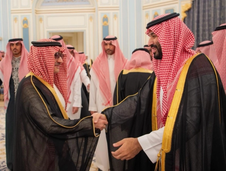 ولي العهد يستقبل الأمراء والعلماء والوزراء وجمعا من المواطنين الذين قدموا للسلام عليه ولي العهد يستقبل الأمراء والعلماء والوزراء وجمعا من المواطنين الذين قدموا للسلام عليه