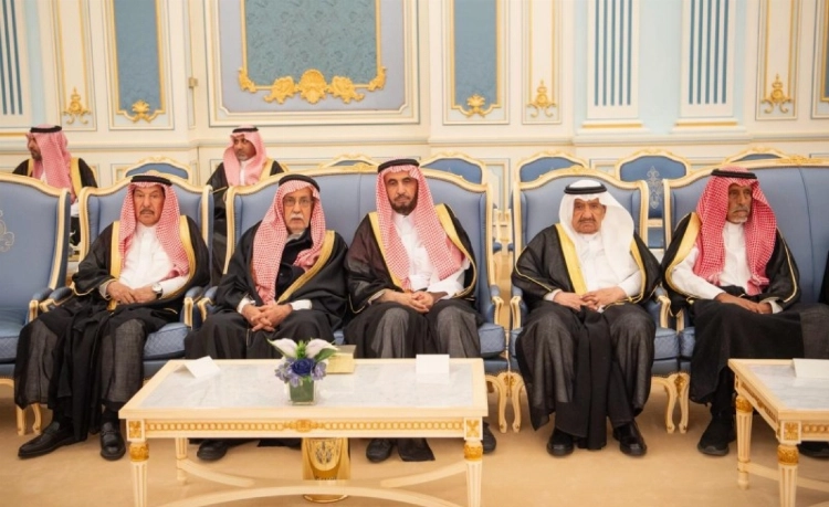 ولي العهد يستقبل الأمراء والعلماء والوزراء وجمعا من المواطنين الذين قدموا للسلام عليه ولي العهد يستقبل الأمراء والعلماء والوزراء وجمعا من المواطنين الذين قدموا للسلام عليه