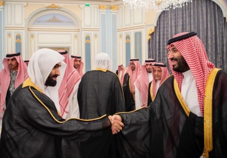 ولي العهد يستقبل الأمراء والعلماء والوزراء وجمعا من المواطنين الذين قدموا للسلام عليه ولي العهد يستقبل الأمراء والعلماء والوزراء وجمعا من المواطنين الذين قدموا للسلام عليه