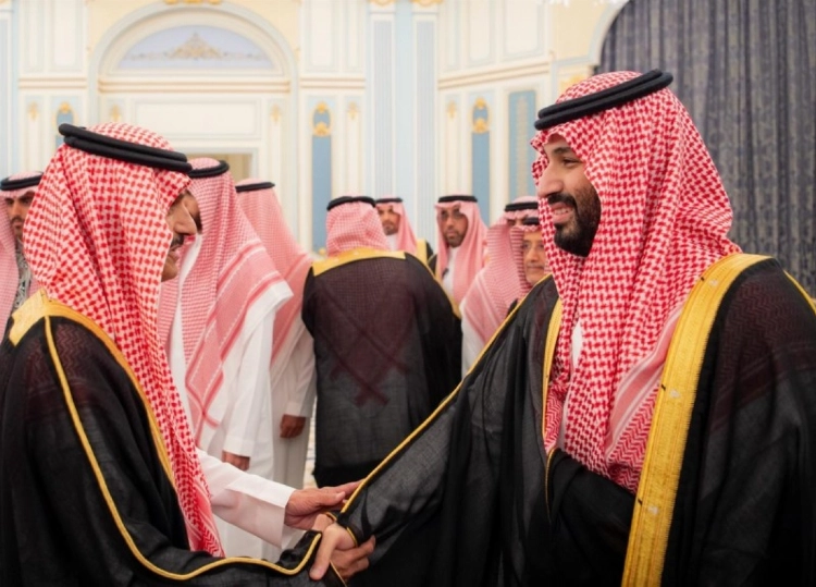 ولي العهد يستقبل الأمراء والعلماء والوزراء وجمعا من المواطنين الذين قدموا للسلام عليه ولي العهد يستقبل الأمراء والعلماء والوزراء وجمعا من المواطنين الذين قدموا للسلام عليه