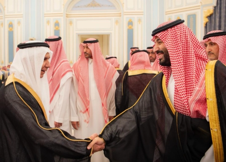 ولي العهد يستقبل الأمراء والعلماء والوزراء وجمعا من المواطنين الذين قدموا للسلام عليه ولي العهد يستقبل الأمراء والعلماء والوزراء وجمعا من المواطنين الذين قدموا للسلام عليه