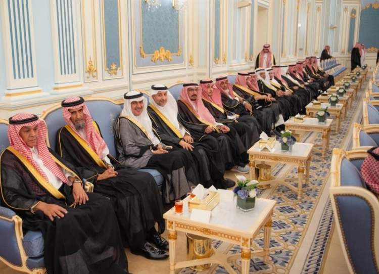 ولي العهد يستقبل الأمراء والعلماء والوزراء وجمعا من المواطنين الذين قدموا للسلام عليه ولي العهد يستقبل الأمراء والعلماء والوزراء وجمعا من المواطنين الذين قدموا للسلام عليه