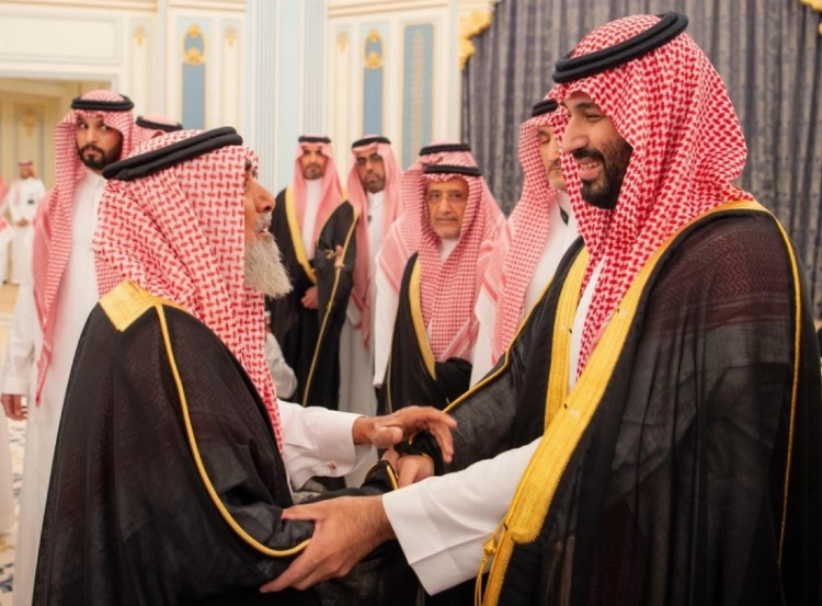 ولي العهد يستقبل الأمراء والعلماء والوزراء وجمعا من المواطنين الذين قدموا للسلام عليه ولي العهد يستقبل الأمراء والعلماء والوزراء وجمعا من المواطنين الذين قدموا للسلام عليه
