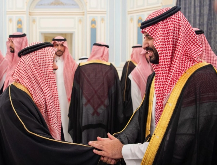 ولي العهد يستقبل الأمراء والعلماء والوزراء وجمعا من المواطنين الذين قدموا للسلام عليه ولي العهد يستقبل الأمراء والعلماء والوزراء وجمعا من المواطنين الذين قدموا للسلام عليه