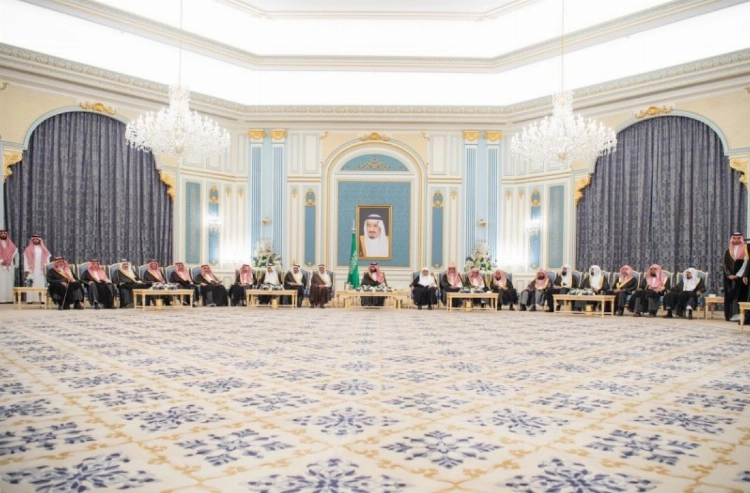 ولي العهد يستقبل الأمراء والعلماء والوزراء وجمعا من المواطنين الذين قدموا للسلام عليه ولي العهد يستقبل الأمراء والعلماء والوزراء وجمعا من المواطنين الذين قدموا للسلام عليه