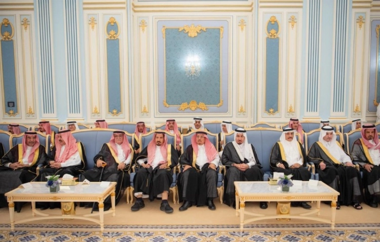 ولي العهد يستقبل الأمراء والعلماء والوزراء وجمعا من المواطنين الذين قدموا للسلام عليه ولي العهد يستقبل الأمراء والعلماء والوزراء وجمعا من المواطنين الذين قدموا للسلام عليه