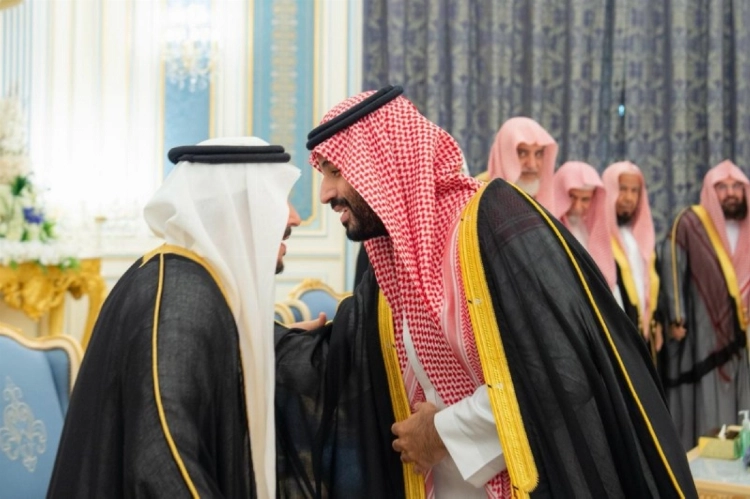 ولي العهد يستقبل الأمراء والعلماء والوزراء وجمعا من المواطنين الذين قدموا للسلام عليه ولي العهد يستقبل الأمراء والعلماء والوزراء وجمعا من المواطنين الذين قدموا للسلام عليه