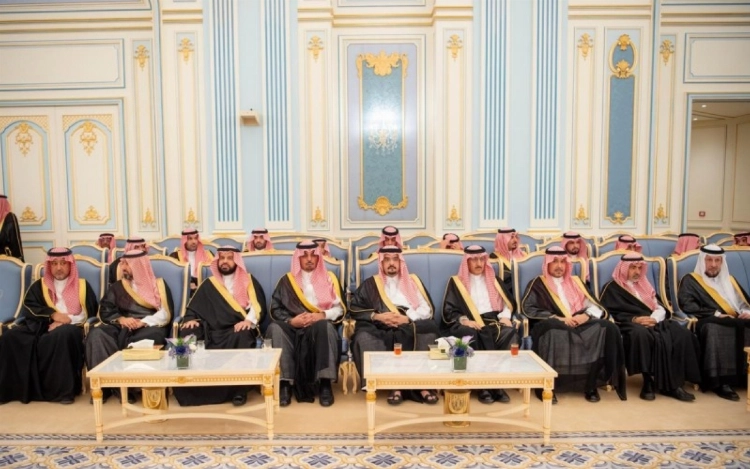 ولي العهد يستقبل الأمراء والعلماء والوزراء وجمعا من المواطنين الذين قدموا للسلام عليه ولي العهد يستقبل الأمراء والعلماء والوزراء وجمعا من المواطنين الذين قدموا للسلام عليه