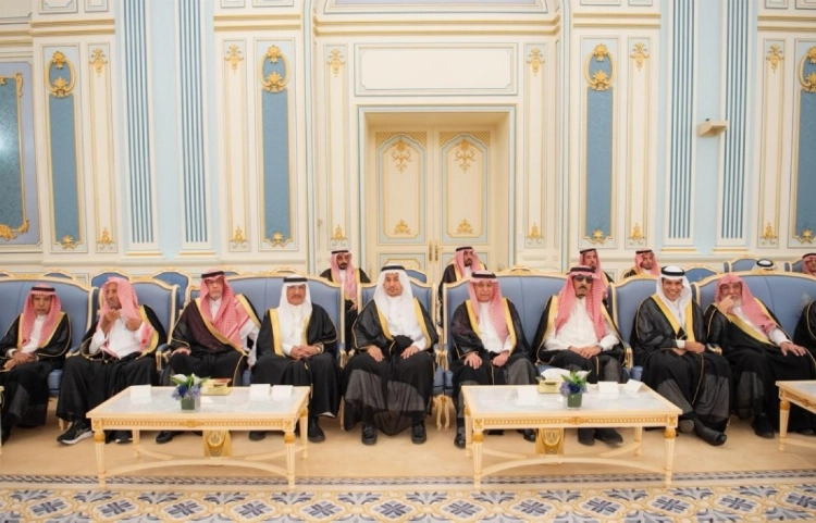 ولي العهد يستقبل الأمراء والعلماء والوزراء وجمعا من المواطنين الذين قدموا للسلام عليه ولي العهد يستقبل الأمراء والعلماء والوزراء وجمعا من المواطنين الذين قدموا للسلام عليه