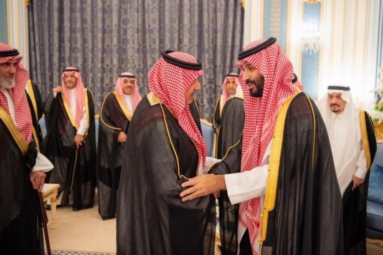 ولي العهد يستقبل الأمراء والعلماء والوزراء وجمعا من المواطنين الذين قدموا للسلام عليه ولي العهد يستقبل الأمراء والعلماء والوزراء وجمعا من المواطنين الذين قدموا للسلام عليه