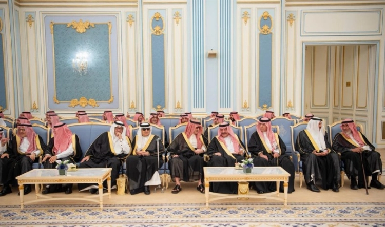 ولي العهد يستقبل الأمراء والعلماء والوزراء وجمعا من المواطنين الذين قدموا للسلام عليه ولي العهد يستقبل الأمراء والعلماء والوزراء وجمعا من المواطنين الذين قدموا للسلام عليه