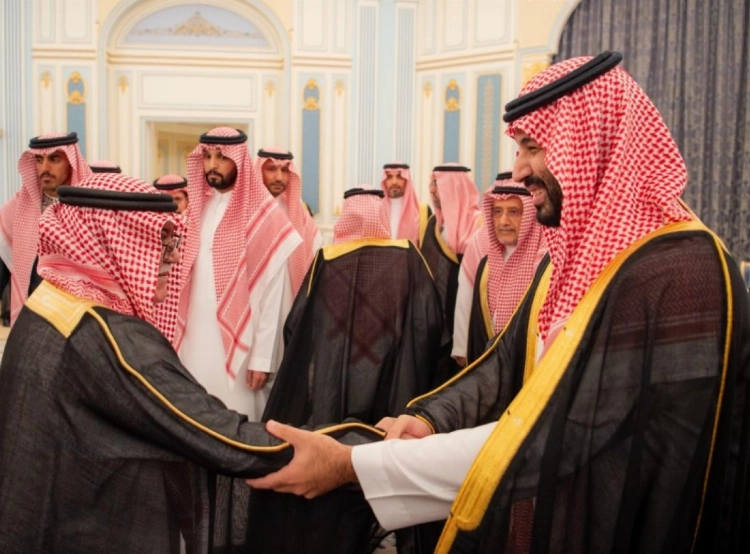 ولي العهد يستقبل الأمراء والعلماء والوزراء وجمعا من المواطنين الذين قدموا للسلام عليه ولي العهد يستقبل الأمراء والعلماء والوزراء وجمعا من المواطنين الذين قدموا للسلام عليه