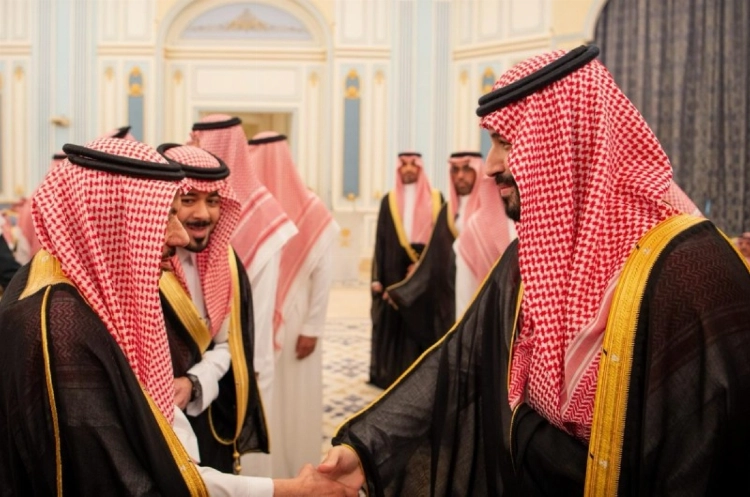ولي العهد يستقبل الأمراء والعلماء والوزراء وجمعا من المواطنين الذين قدموا للسلام عليه ولي العهد يستقبل الأمراء والعلماء والوزراء وجمعا من المواطنين الذين قدموا للسلام عليه