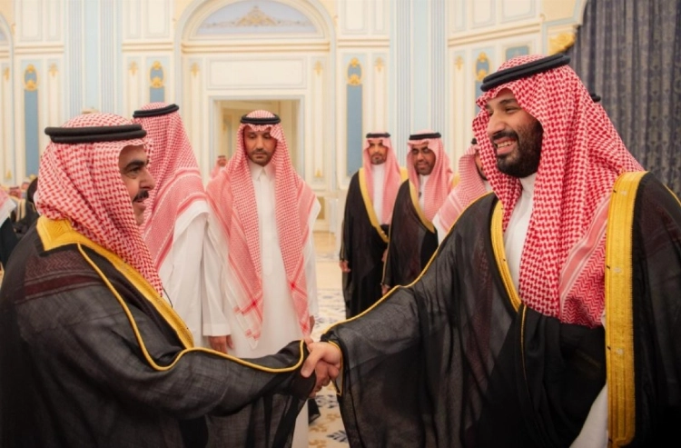 ولي العهد يستقبل الأمراء والعلماء والوزراء وجمعا من المواطنين الذين قدموا للسلام عليه ولي العهد يستقبل الأمراء والعلماء والوزراء وجمعا من المواطنين الذين قدموا للسلام عليه