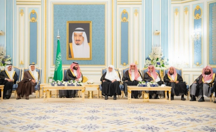 ولي العهد يستقبل الأمراء والعلماء والوزراء وجمعا من المواطنين الذين قدموا للسلام عليه ولي العهد يستقبل الأمراء والعلماء والوزراء وجمعا من المواطنين الذين قدموا للسلام عليه