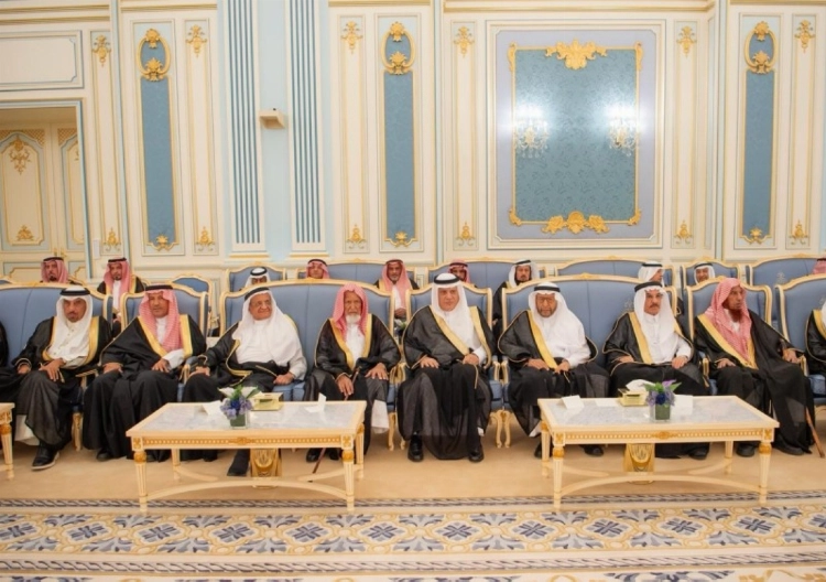 ولي العهد يستقبل الأمراء والعلماء والوزراء وجمعا من المواطنين الذين قدموا للسلام عليه ولي العهد يستقبل الأمراء والعلماء والوزراء وجمعا من المواطنين الذين قدموا للسلام عليه