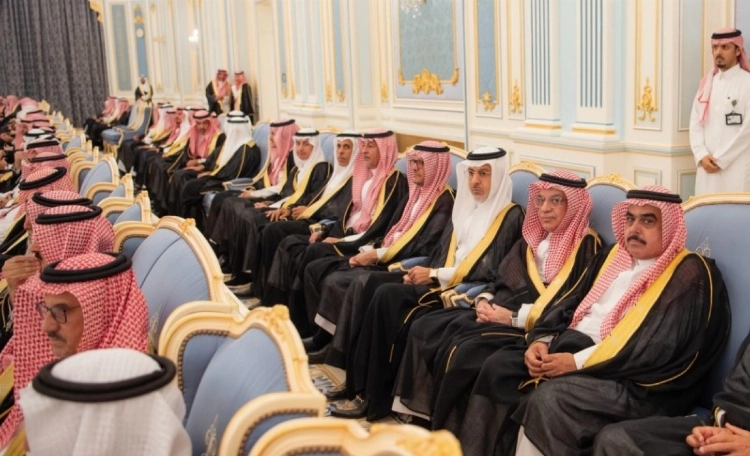 ولي العهد يستقبل الأمراء والعلماء والوزراء وجمعا من المواطنين الذين قدموا للسلام عليه ولي العهد يستقبل الأمراء والعلماء والوزراء وجمعا من المواطنين الذين قدموا للسلام عليه