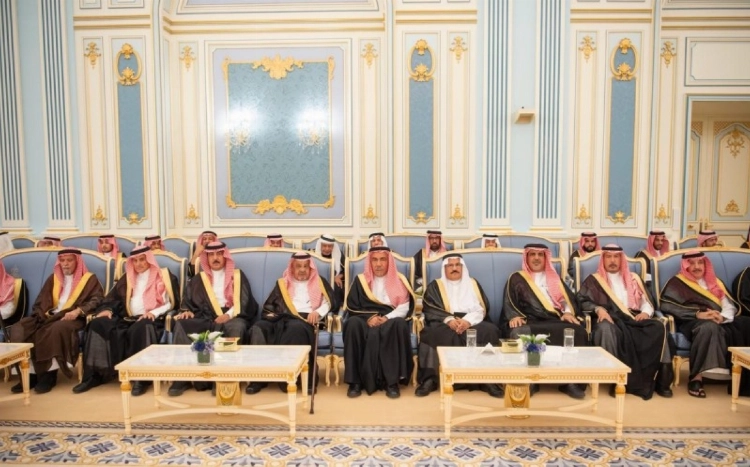 ولي العهد يستقبل الأمراء والعلماء والوزراء وجمعا من المواطنين الذين قدموا للسلام عليه ولي العهد يستقبل الأمراء والعلماء والوزراء وجمعا من المواطنين الذين قدموا للسلام عليه