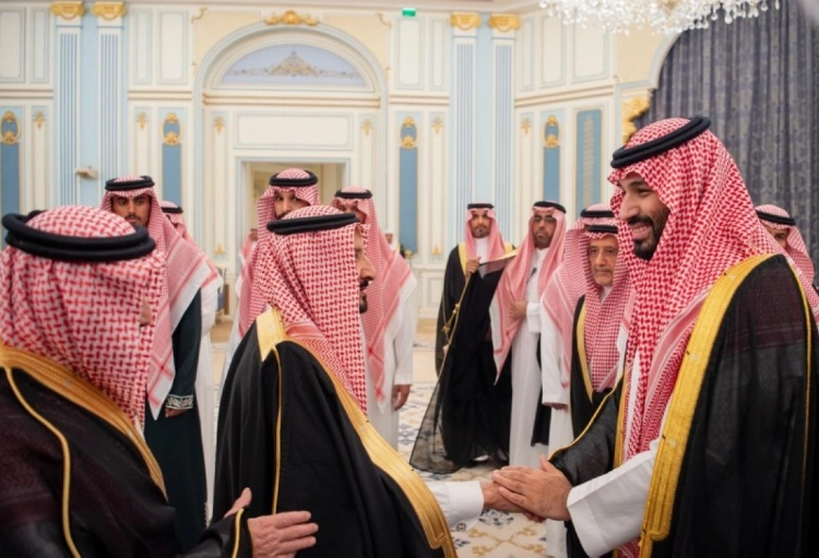 ولي العهد يستقبل الأمراء والعلماء والوزراء وجمعا من المواطنين الذين قدموا للسلام عليه ولي العهد يستقبل الأمراء والعلماء والوزراء وجمعا من المواطنين الذين قدموا للسلام عليه