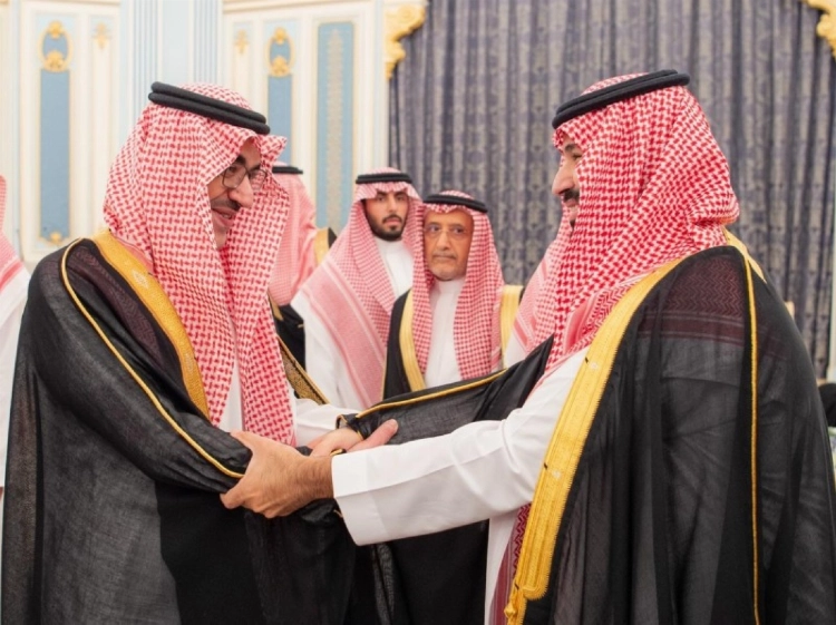 ولي العهد يستقبل الأمراء والعلماء والوزراء وجمعا من المواطنين الذين قدموا للسلام عليه ولي العهد يستقبل الأمراء والعلماء والوزراء وجمعا من المواطنين الذين قدموا للسلام عليه