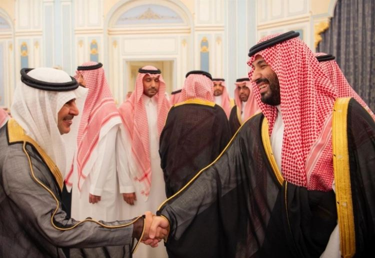 ولي العهد يستقبل الأمراء والعلماء والوزراء وجمعا من المواطنين الذين قدموا للسلام عليه ولي العهد يستقبل الأمراء والعلماء والوزراء وجمعا من المواطنين الذين قدموا للسلام عليه