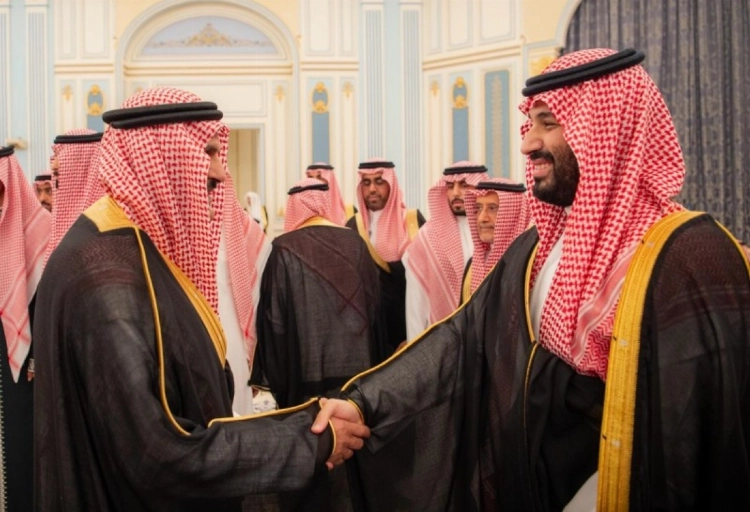 ولي العهد يستقبل الأمراء والعلماء والوزراء وجمعا من المواطنين الذين قدموا للسلام عليه ولي العهد يستقبل الأمراء والعلماء والوزراء وجمعا من المواطنين الذين قدموا للسلام عليه