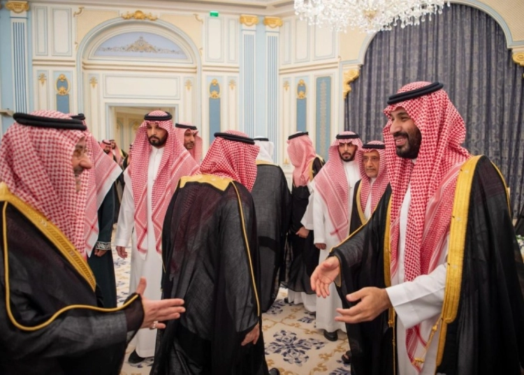 ولي العهد يستقبل الأمراء والعلماء والوزراء وجمعا من المواطنين الذين قدموا للسلام عليه ولي العهد يستقبل الأمراء والعلماء والوزراء وجمعا من المواطنين الذين قدموا للسلام عليه