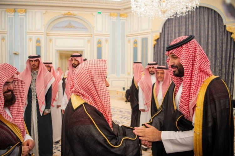 ولي العهد يستقبل الأمراء والعلماء والوزراء وجمعا من المواطنين الذين قدموا للسلام عليه ولي العهد يستقبل الأمراء والعلماء والوزراء وجمعا من المواطنين الذين قدموا للسلام عليه