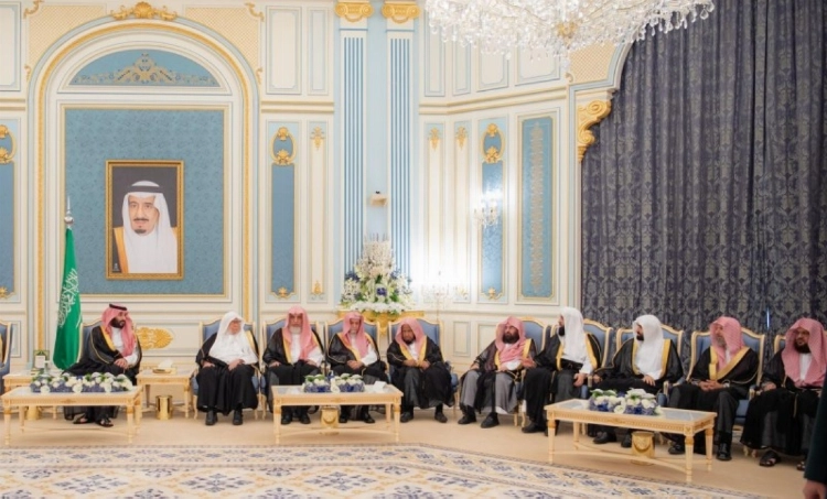 ولي العهد يستقبل الأمراء والعلماء والوزراء وجمعا من المواطنين الذين قدموا للسلام عليه ولي العهد يستقبل الأمراء والعلماء والوزراء وجمعا من المواطنين الذين قدموا للسلام عليه