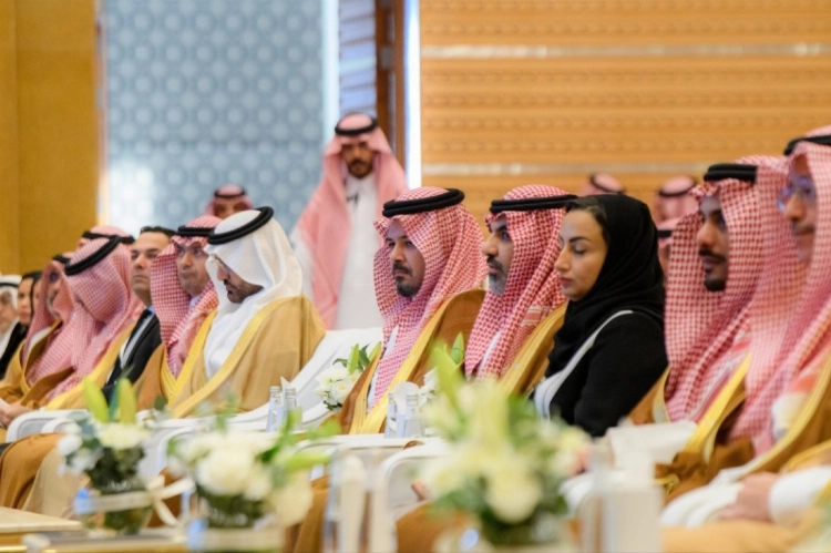 أمير المدينة يرعى ورشة عمل تنمية المحتوى المحلي للقطاع السياحي بحضور وزير السياحة أمير المدينة يرعى ورشة عمل تنمية المحتوى المحلي للقطاع السياحي بحضور وزير السياحة