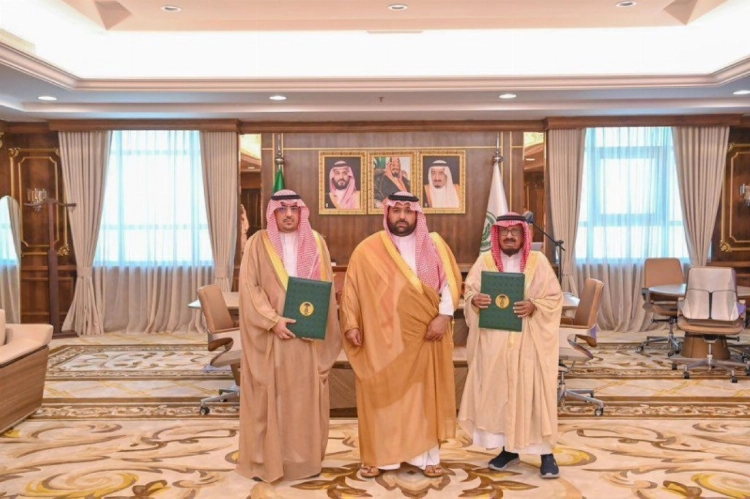 أمير جازان يشهد توقيع مذكرة تفاهم بين فرع البيئة وجمعية النحالين بالمنطقة أمير جازان يشهد توقيع مذكرة تفاهم بين فرع البيئة وجمعية النحالين بالمنطقة