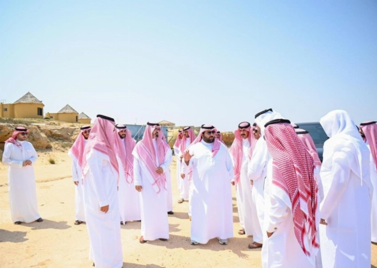 أمير جازان ونائبه يلتقيان أهالي فرسان ويتفقدان عددا من المشاريع التنموية أمير جازان ونائبه يلتقيان أهالي فرسان ويتفقدان عددا من المشاريع التنموية