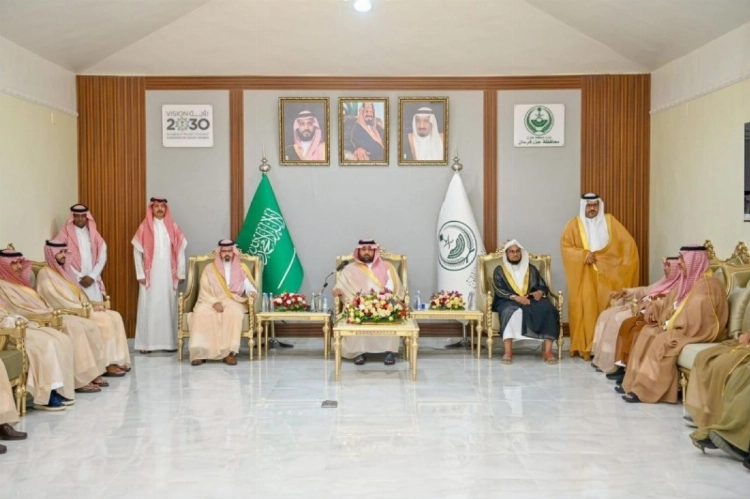 أمير جازان ونائبه يلتقيان أهالي فرسان ويتفقدان عددا من المشاريع التنموية أمير جازان ونائبه يلتقيان أهالي فرسان ويتفقدان عددا من المشاريع التنموية
